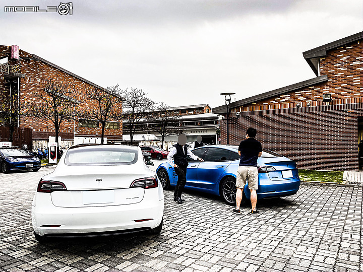 點我看大圖 【奶奶也開特斯拉!?】Model 3 Long Range 台北開箱