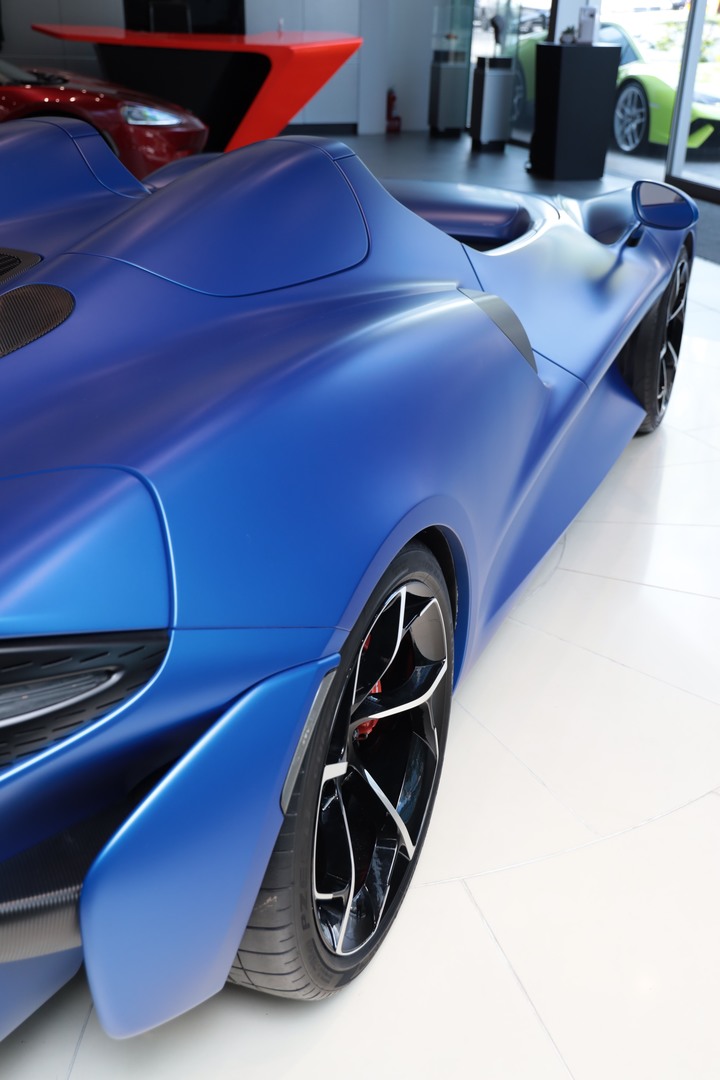 點我看大圖 夢幻「 McLaren Elva 」消光寶藍上空女郎 凡人無法擋 美駒倩影身處台灣的最後一眼!