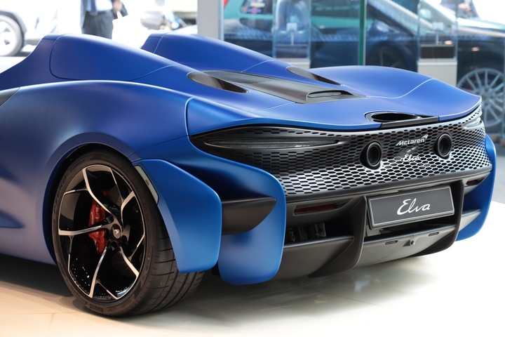 點我看大圖 夢幻「 McLaren Elva 」消光寶藍上空女郎 凡人無法擋 美駒倩影身處台灣的最後一眼!