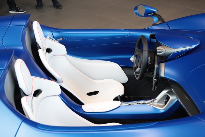 點我看大圖 夢幻「 McLaren Elva 」消光寶藍上空女郎 凡人無法擋 美駒倩影身處台灣的最後一眼!