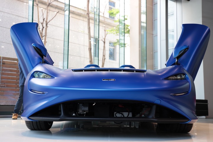 點我看大圖 夢幻「 McLaren Elva 」消光寶藍上空女郎 凡人無法擋 美駒倩影身處台灣的最後一眼!