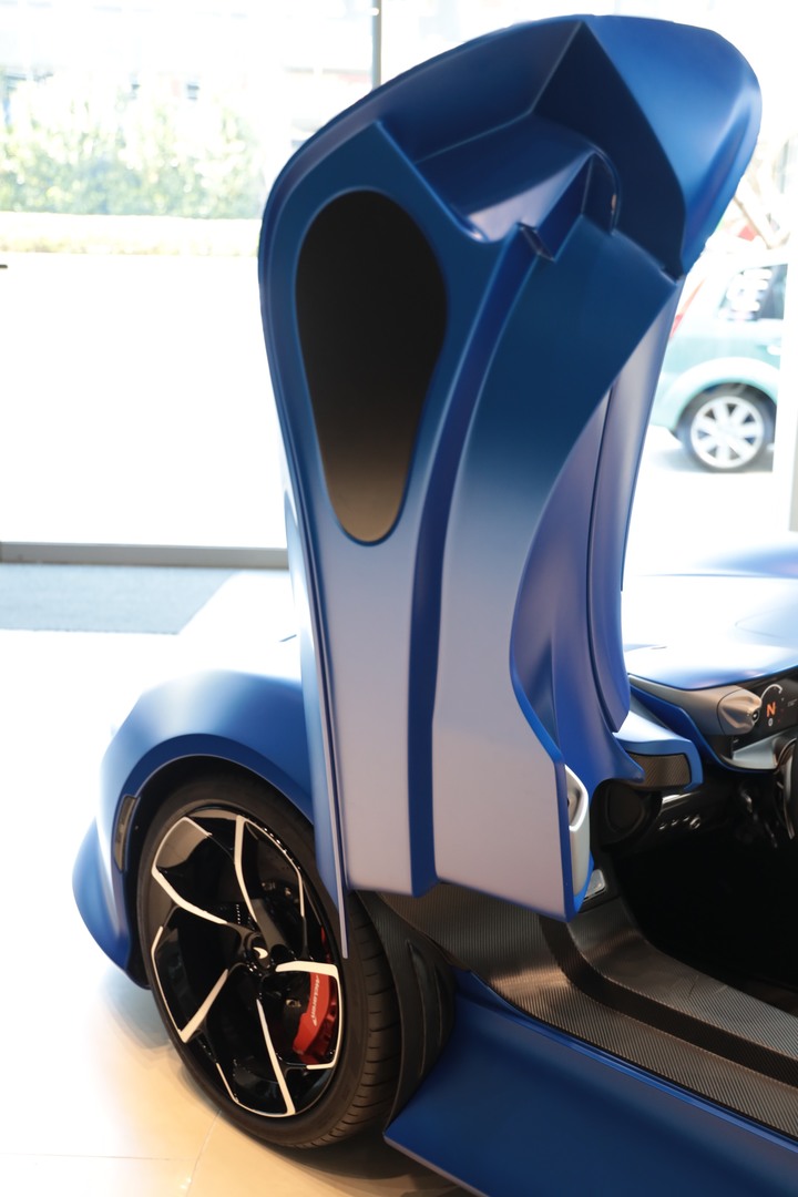 點我看大圖 夢幻「 McLaren Elva 」消光寶藍上空女郎 凡人無法擋 美駒倩影身處台灣的最後一眼!