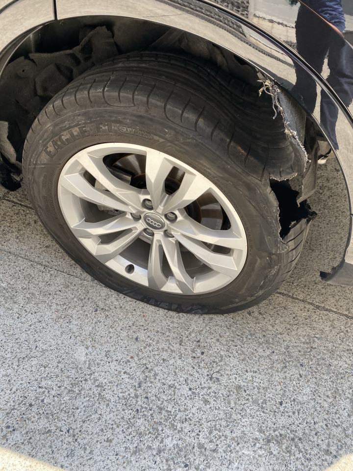 Audi Q7 固特異輪胎爆胎