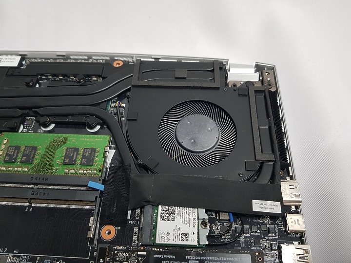 【小宅開箱】【評測】技嘉 GIGABYTE AERO 15S SA 改良後再次出席， 獨我稱霸