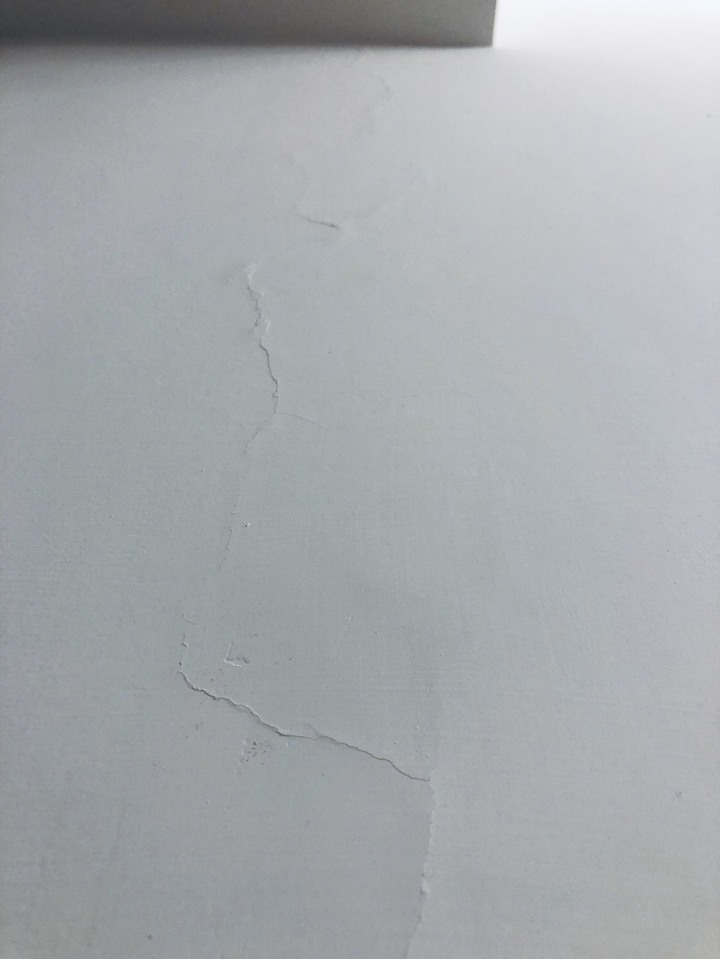 牆壁裂縫突起原因