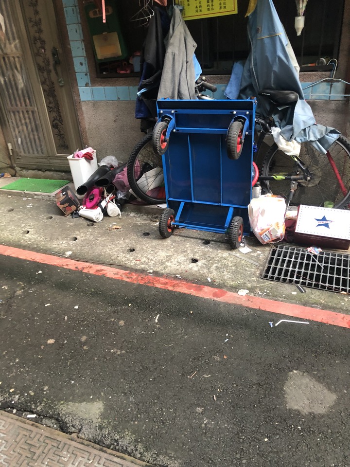 隔壁鄰居資源回收滿巷尾 怎能辦?