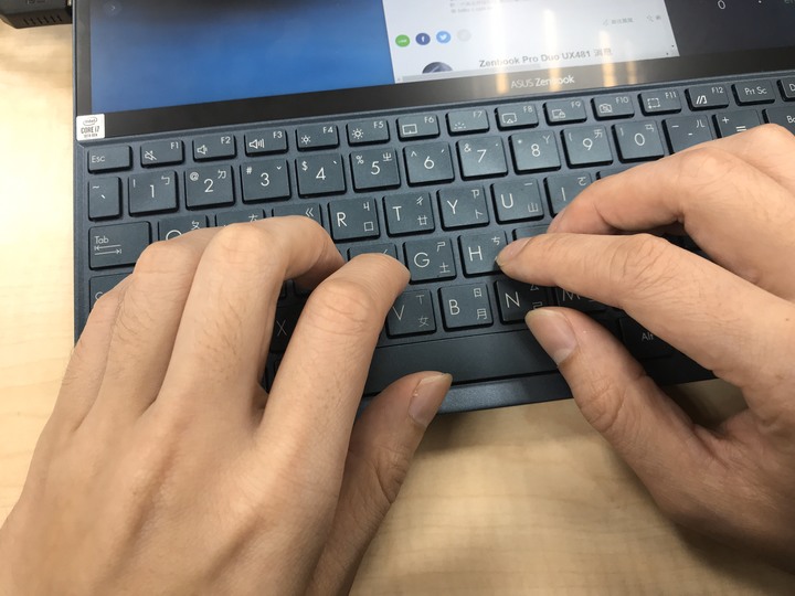 【開箱】ASUS 雙螢幕 Zenbook Duo UX481 蒼宇藍 筆記型電腦