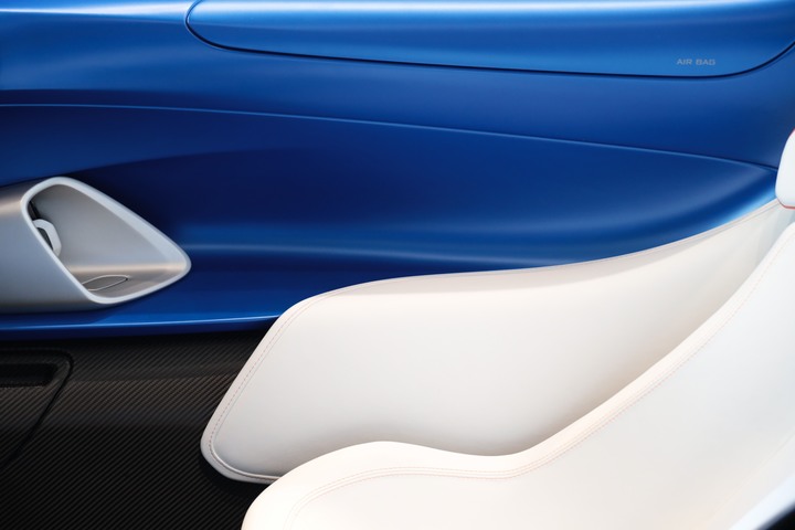 點我看大圖 夢幻「 McLaren Elva 」消光寶藍上空女郎 凡人無法擋 美駒倩影身處台灣的最後一眼!