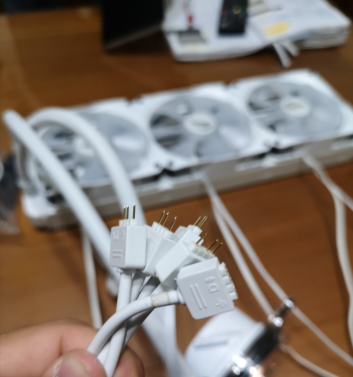 點我看大圖 ROG STRIX LC 360 RGBWhite Edition 開箱體驗