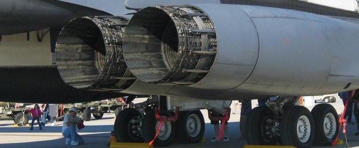 光屁股的 F-15 ?........歪樓到 飛機燈