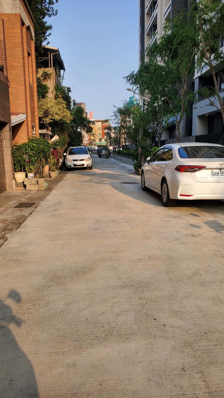 高雄武廟路沐樂建案消防安全不完善，後面巷子違停嚴重，發生火災救護車輛將無法進入