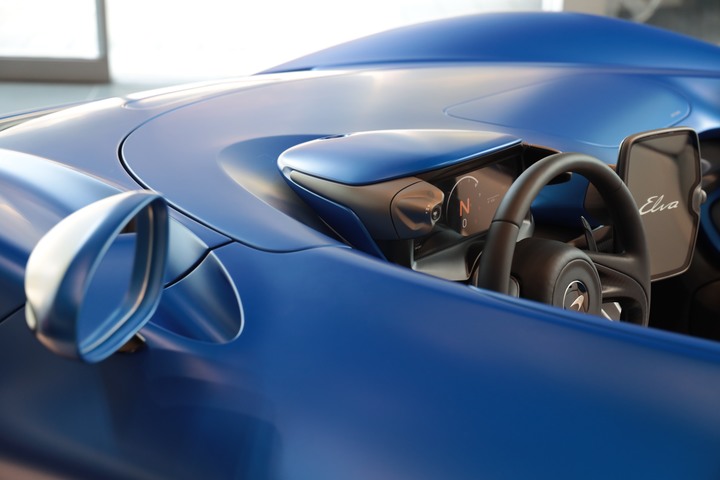 點我看大圖 夢幻「 McLaren Elva 」消光寶藍上空女郎 凡人無法擋 美駒倩影身處台灣的最後一眼!