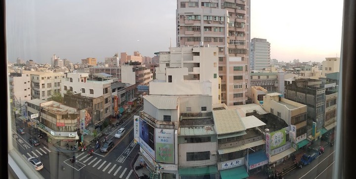 [嘉義市住宿] 「德爾芙快捷酒店」車站走路6分鐘，超值市區窗景房實住分享
