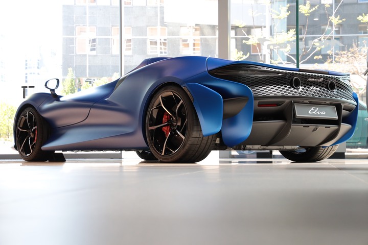 點我看大圖 夢幻「 McLaren Elva 」消光寶藍上空女郎 凡人無法擋 美駒倩影身處台灣的最後一眼!