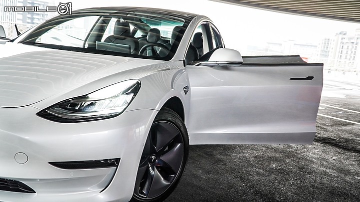 點我看大圖 【奶奶也開特斯拉!?】Model 3 Long Range 台北開箱