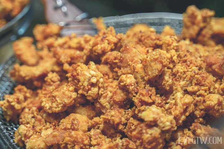 (食記)高雄左營｜富國路青雲宮前 小上海香酥雞｜每到週末就想吃的銅板美食｜加買屑屑更好吃