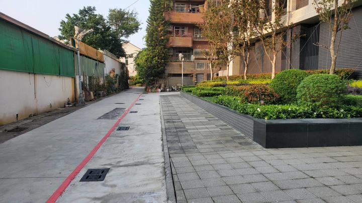 高雄武廟路沐樂建案消防安全不完善，後面巷子違停嚴重，發生火災救護車輛將無法進入