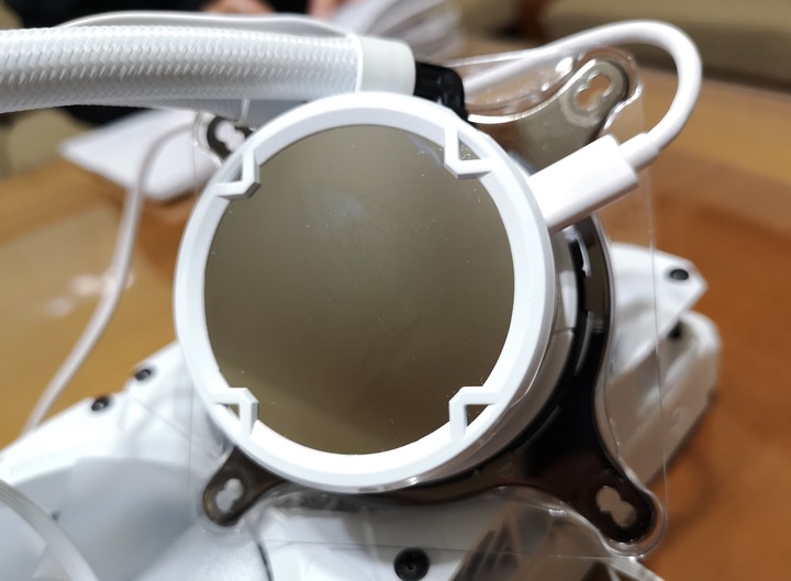 點我看大圖 ROG STRIX LC 360 RGBWhite Edition 開箱體驗