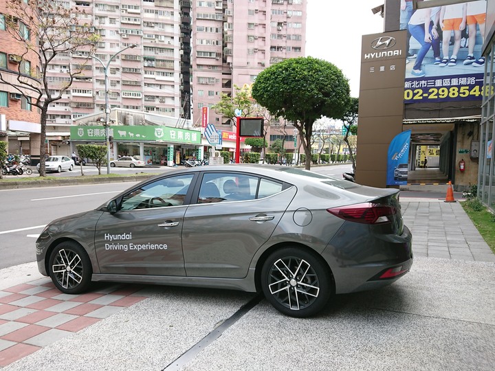 一家四口試乘 elantra 30週年特仕車