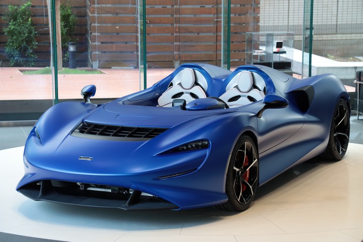 點我看大圖 夢幻「 McLaren Elva 」消光寶藍上空女郎 凡人無法擋 美駒倩影身處台灣的最後一眼!