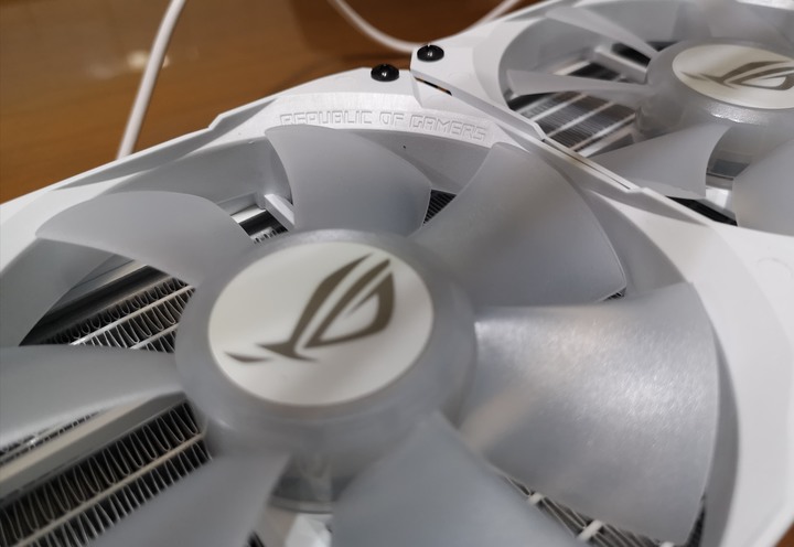 點我看大圖 ROG STRIX LC 360 RGBWhite Edition 開箱體驗