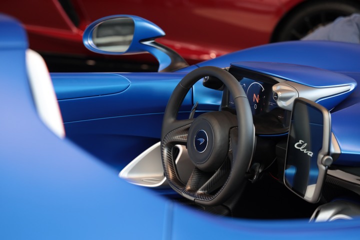 點我看大圖 夢幻「 McLaren Elva 」消光寶藍上空女郎 凡人無法擋 美駒倩影身處台灣的最後一眼!