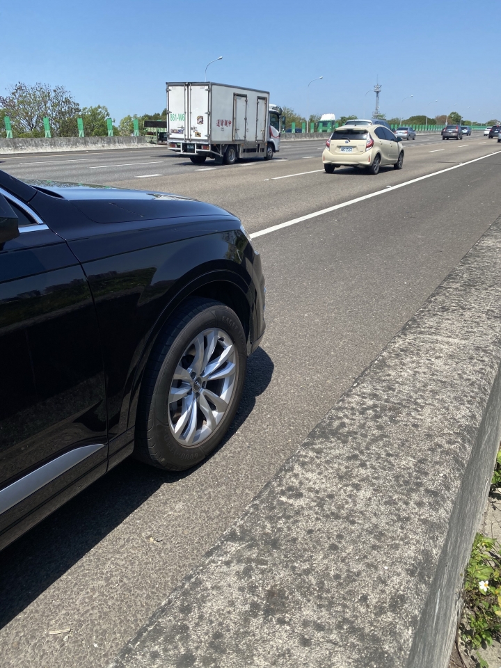 Audi Q7 固特異輪胎爆胎