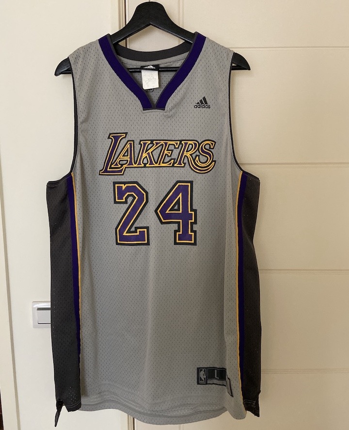 想詢問一件 Kobe 球衣