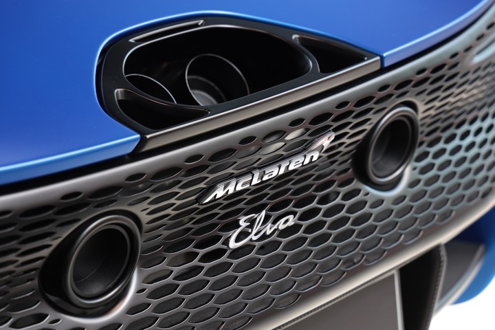 點我看大圖 夢幻「 McLaren Elva 」消光寶藍上空女郎 凡人無法擋 美駒倩影身處台灣的最後一眼!