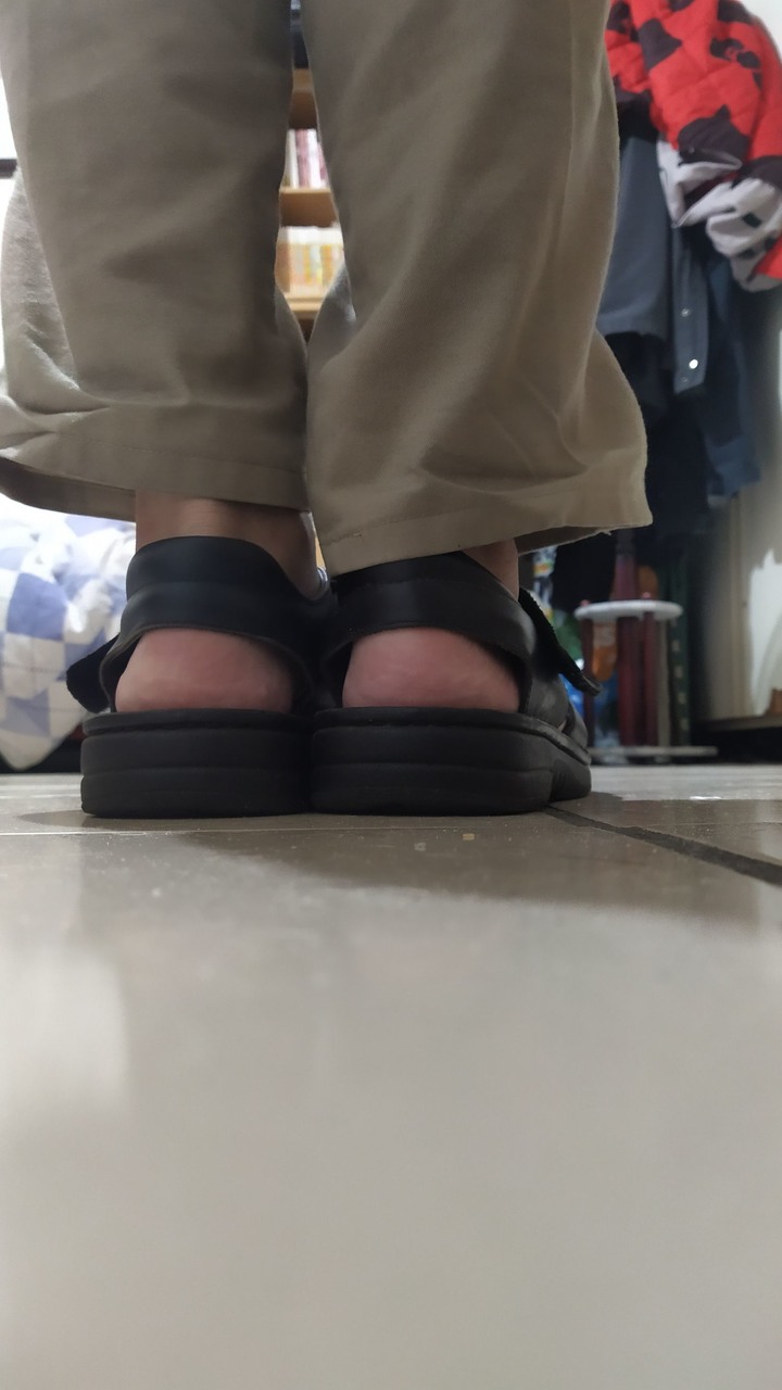 40歲中老年壯漢(176cm,77kg)穿涼鞋 有圖