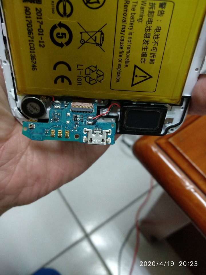 手機充電座故障！！