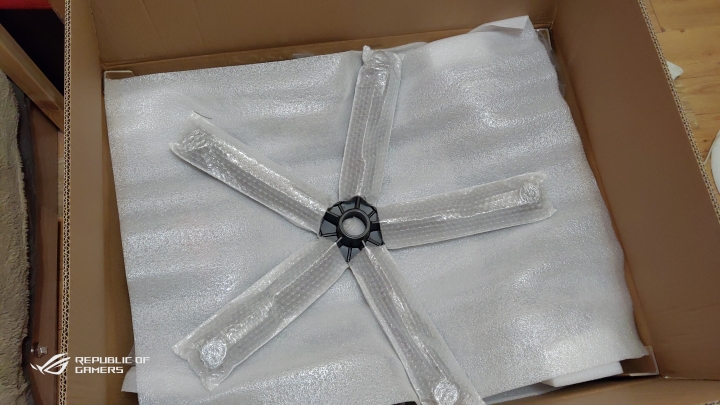 【ROG Chariot RGB SL300C】RGB電競椅（簡單開箱）