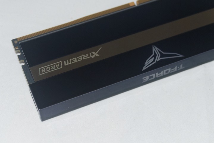 十銓 T-FORCE XTREEM ARGB DDR4 3600 8Gx2 C18 開箱測試 / 濺渡式鏡面、展現獨特 RGB 燈效