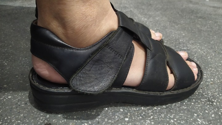 中年(30~39)中老年(40~49)老年(50以上)常穿的牛皮涼鞋 有圖