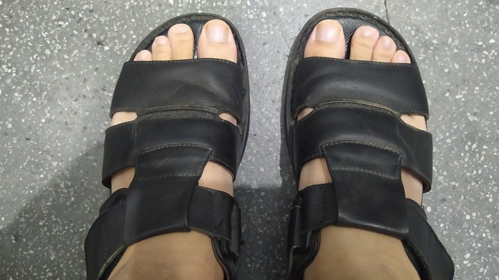 中年(30~39)中老年(40~49)老年(50以上)常穿的牛皮涼鞋 有圖