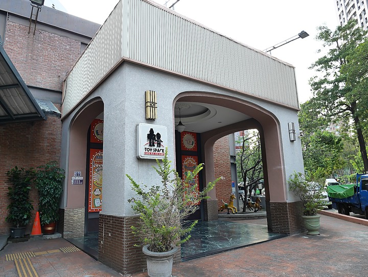 【是食記也是遊記】臺中市 北區 香蕉新樂園 — 營運了30年,即將畢業的臺灣懷舊餐廳