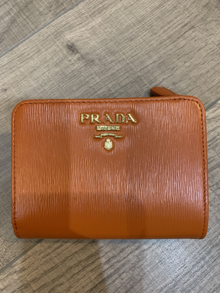 「開箱」背著Prada的古馳雙豹子頭歐爸大叔