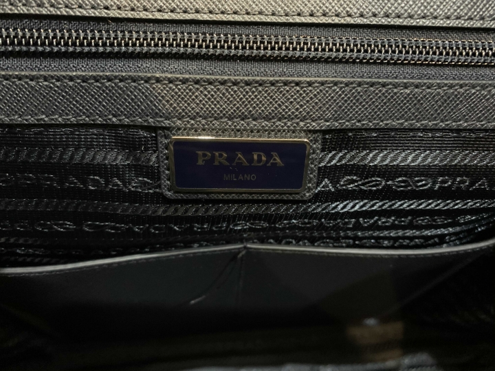 「開箱」背著Prada的古馳雙豹子頭歐爸大叔