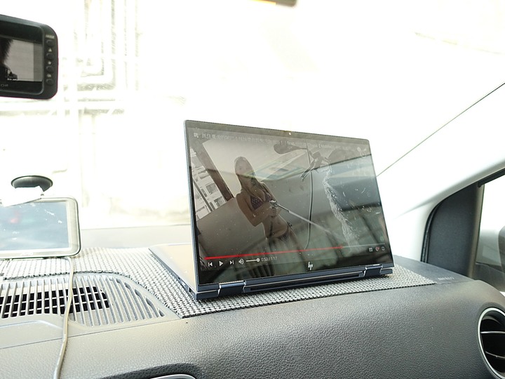 造型吸睛、輕巧便攜、使用順暢 — 商用筆電的最優選 — 《HP EliteBook Dragonfly》體驗心得