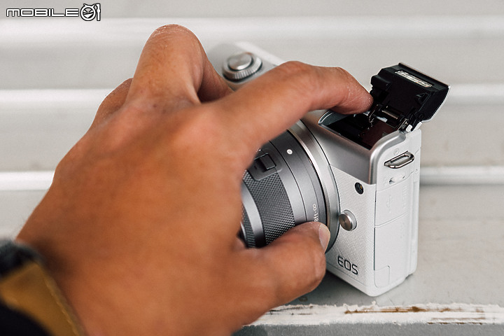 Canon EOS M200 自拍美機｜加入眼部 AF 技術‧直式錄影也可以！