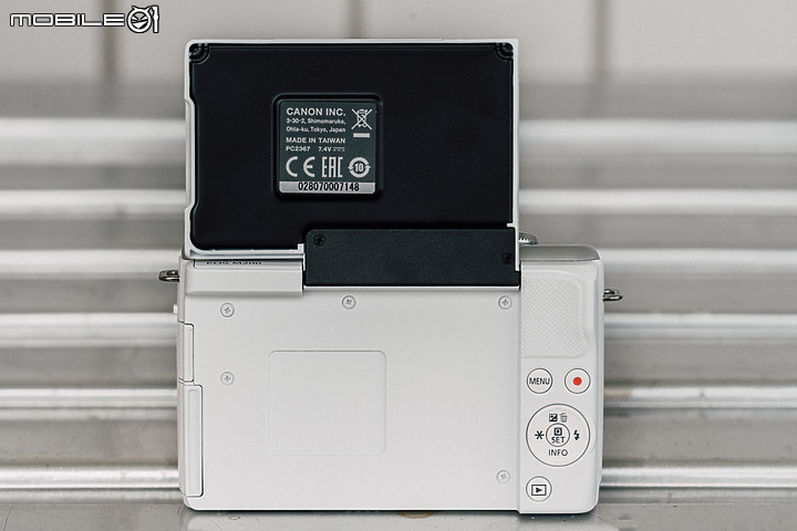Canon EOS M200 自拍美機｜加入眼部 AF 技術‧直式錄影也可以！
