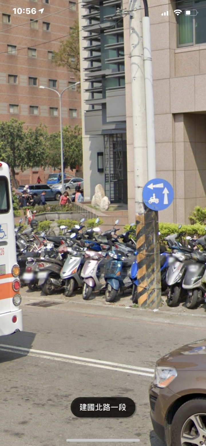 這就是台灣精神。停車亂象 是不是政府陷阱規劃。 他竟然畫人行道了