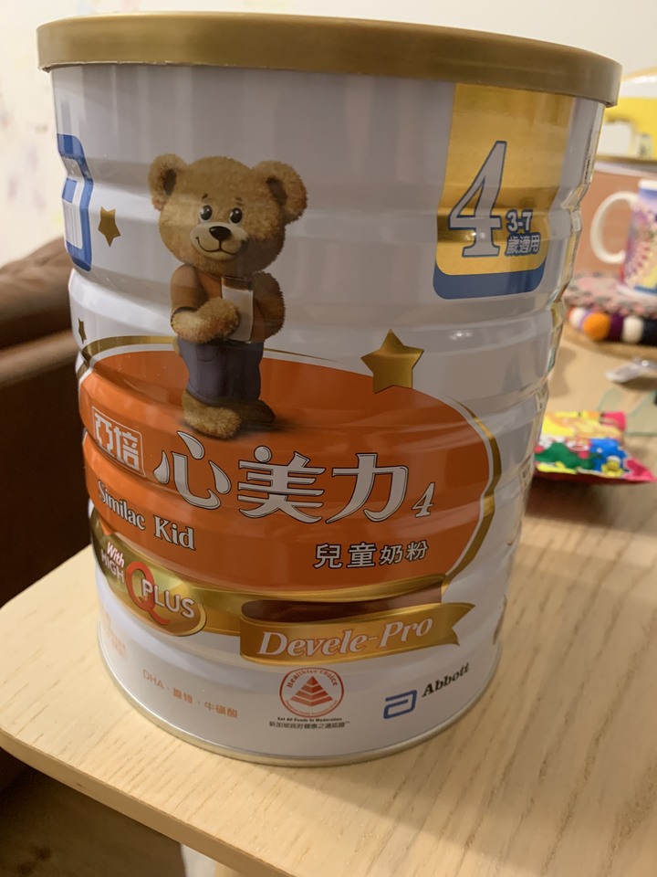 點我看大圖 亞培心美力4號奶粉罐內發現異物結塊