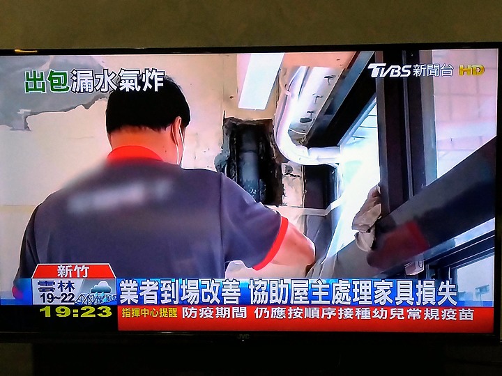 裝冷氣鑽破水管牆壁漏水衣櫃泡水裡