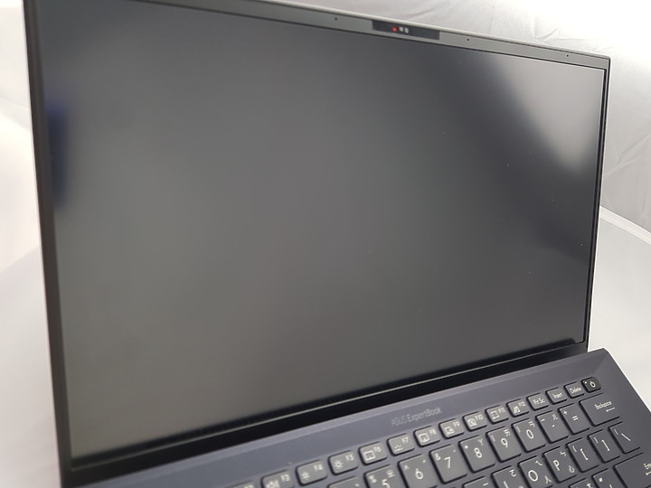 「小亞開箱」ASUS B9450F 極輕．疾快展現商務該有的風格