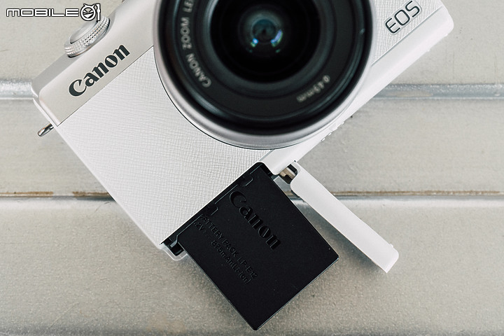 Canon EOS M200 自拍美機｜加入眼部 AF 技術‧直式錄影也可以！