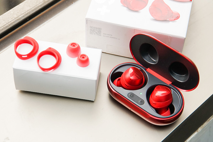 收集目光/ 三星的Galaxy Buds+推出會滴出汁的紅色啦