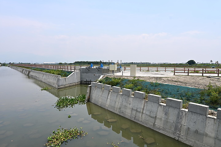 點我看大圖 滄海桑田:查勘彩䴉遷移路徑,才發現東港三西和與南州交壤的水稻田,變成了人工湖。