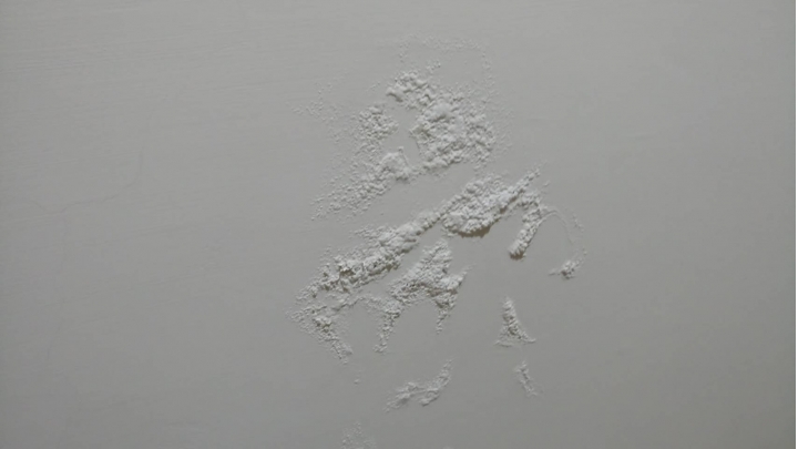 請問這個是滲水還是潮濕的關係
