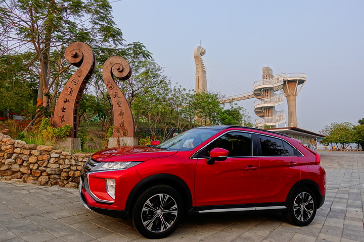 點我看大圖 【感動心得】─=≡Σ((( つ•̀ω•́)つ我與日蝕《ECLIPSE CROSS S-AWC》相見恨晚之上山下海暢遊無阻密境來去自如